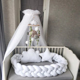 Tresse de lit bébé Douceur Astrale formant un cocon apaisant pour les rêves